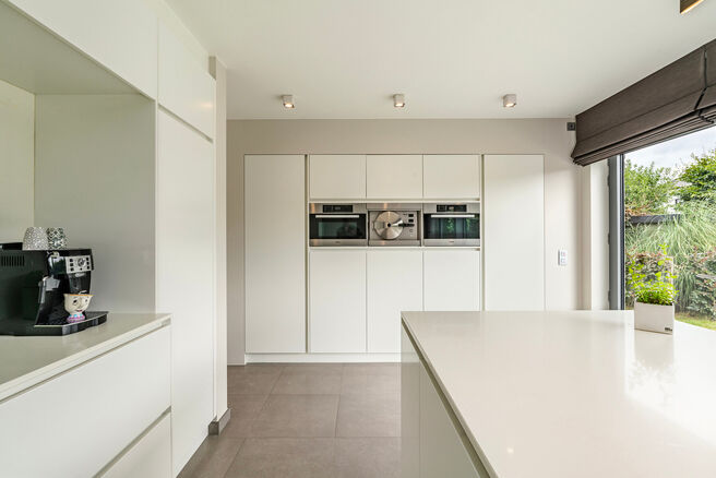Cette magnifique maison familiale moderne avec 4 chambres, 2 salles de bains, garage, double emplacement de parking et jardin bénéficie d’une excellente situation dans un quartier résidentiel calme, rural et à faible circulation.
La maison combine u