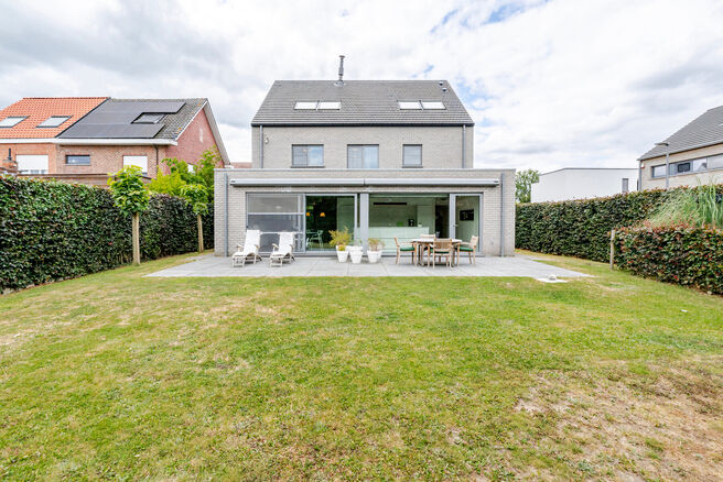 Cette magnifique maison familiale moderne avec 4 chambres, 2 salles de bains, garage, double emplacement de parking et jardin bénéficie d’une excellente situation dans un quartier résidentiel calme, rural et à faible circulation.
La maison combine u