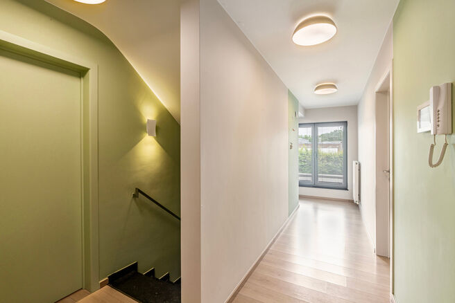 Cette magnifique maison familiale moderne avec 4 chambres, 2 salles de bains, garage, double emplacement de parking et jardin bénéficie d’une excellente situation dans un quartier résidentiel calme, rural et à faible circulation.
La maison combine u