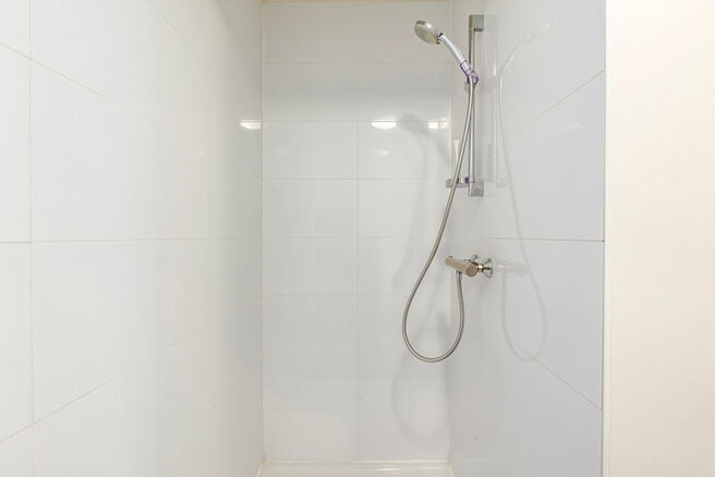 Cette magnifique maison familiale moderne avec 4 chambres, 2 salles de bains, garage, double emplacement de parking et jardin bénéficie d’une excellente situation dans un quartier résidentiel calme, rural et à faible circulation.
La maison combine u