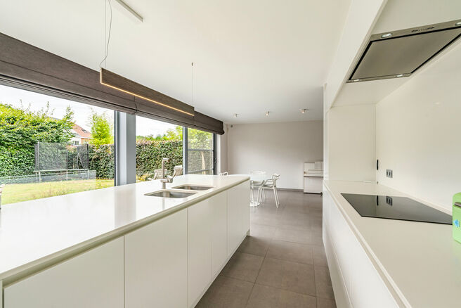 This beautiful, modern family home with 4 bedrooms, 2 bathrooms, garage, double parking space and garden enjoys an excellent location in a quiet, rural and low-traffic residential area.
The property combines contemporary architecture with generous living