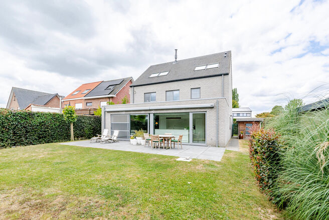 This beautiful, modern family home with 4 bedrooms, 2 bathrooms, garage, double parking space and garden enjoys an excellent location in a quiet, rural and low-traffic residential area.
The property combines contemporary architecture with generous living