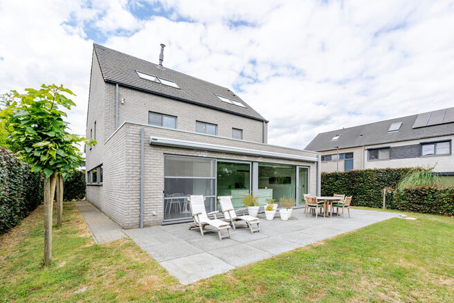 This beautiful, modern family home with 4 bedrooms, 2 bathrooms, garage, double parking space and garden enjoys an excellent location in a quiet, rural and low-traffic residential area.
The property combines contemporary architecture with generous living