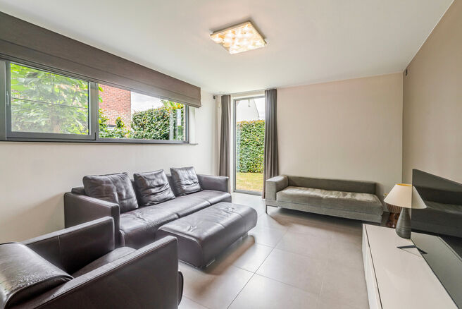 This beautiful, modern family home with 4 bedrooms, 2 bathrooms, garage, double parking space and garden enjoys an excellent location in a quiet, rural and low-traffic residential area.
The property combines contemporary architecture with generous living