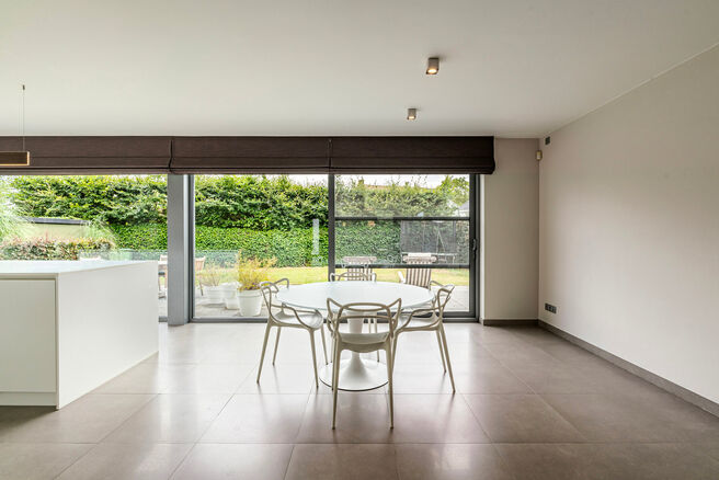 This beautiful, modern family home with 4 bedrooms, 2 bathrooms, garage, double parking space and garden enjoys an excellent location in a quiet, rural and low-traffic residential area.
The property combines contemporary architecture with generous living