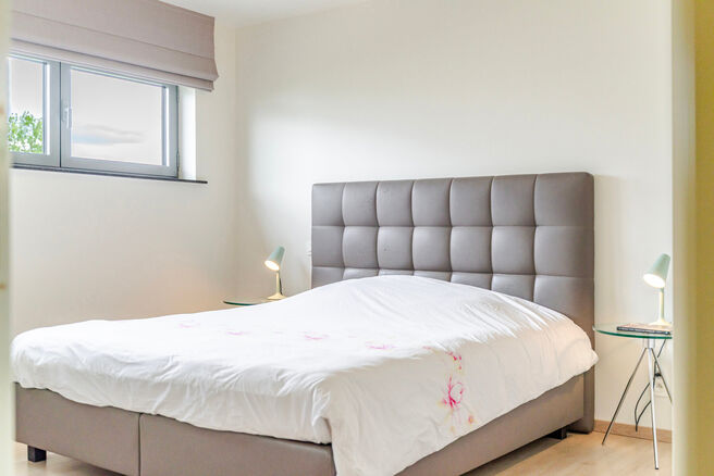 This beautiful, modern family home with 4 bedrooms, 2 bathrooms, garage, double parking space and garden enjoys an excellent location in a quiet, rural and low-traffic residential area.
The property combines contemporary architecture with generous living