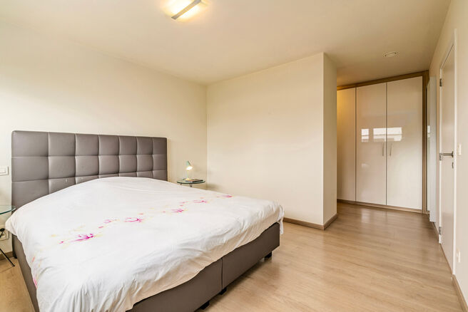 This beautiful, modern family home with 4 bedrooms, 2 bathrooms, garage, double parking space and garden enjoys an excellent location in a quiet, rural and low-traffic residential area.
The property combines contemporary architecture with generous living