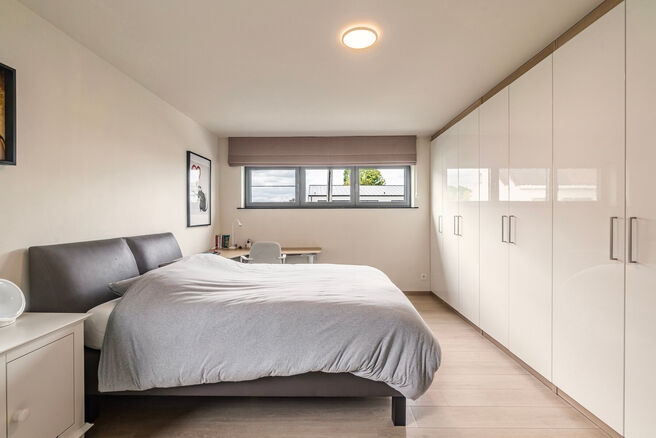This beautiful, modern family home with 4 bedrooms, 2 bathrooms, garage, double parking space and garden enjoys an excellent location in a quiet, rural and low-traffic residential area.
The property combines contemporary architecture with generous living