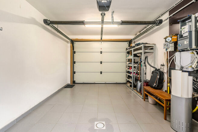 This beautiful, modern family home with 4 bedrooms, 2 bathrooms, garage, double parking space and garden enjoys an excellent location in a quiet, rural and low-traffic residential area.
The property combines contemporary architecture with generous living