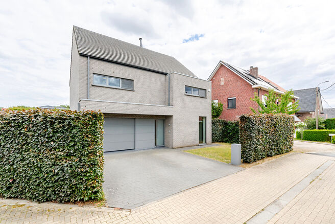 This beautiful, modern family home with 4 bedrooms, 2 bathrooms, garage, double parking space and garden enjoys an excellent location in a quiet, rural and low-traffic residential area.
The property combines contemporary architecture with generous living