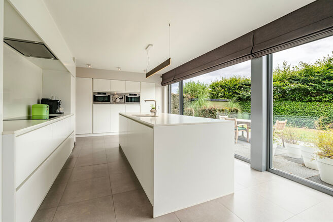 Deze prachtige, moderne gezinswoning met 4 slaapkamers, 2 badkamers, garage, dubbele autostaanplaats en tuin is uitstekend gelegen in een rustige, landelijke en autoluwe woonwijk.
De woning combineert een hedendaagse architectuur met royale leefruimtes, v