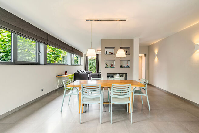Deze prachtige, moderne gezinswoning met 4 slaapkamers, 2 badkamers, garage, dubbele autostaanplaats en tuin is uitstekend gelegen in een rustige, landelijke en autoluwe woonwijk.
De woning combineert een hedendaagse architectuur met royale leefruimtes, v