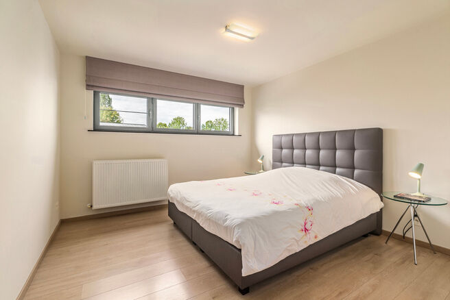 Deze prachtige, moderne gezinswoning met 4 slaapkamers, 2 badkamers, garage, dubbele autostaanplaats en tuin is uitstekend gelegen in een rustige, landelijke en autoluwe woonwijk.
De woning combineert een hedendaagse architectuur met royale leefruimtes, v
