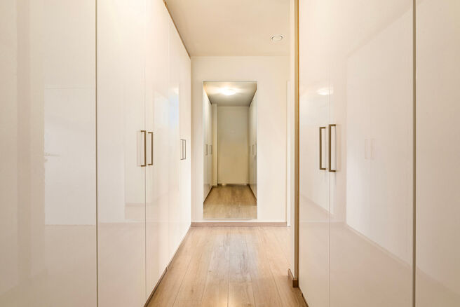 Deze prachtige, moderne gezinswoning met 4 slaapkamers, 2 badkamers, garage, dubbele autostaanplaats en tuin is uitstekend gelegen in een rustige, landelijke en autoluwe woonwijk.
De woning combineert een hedendaagse architectuur met royale leefruimtes, v