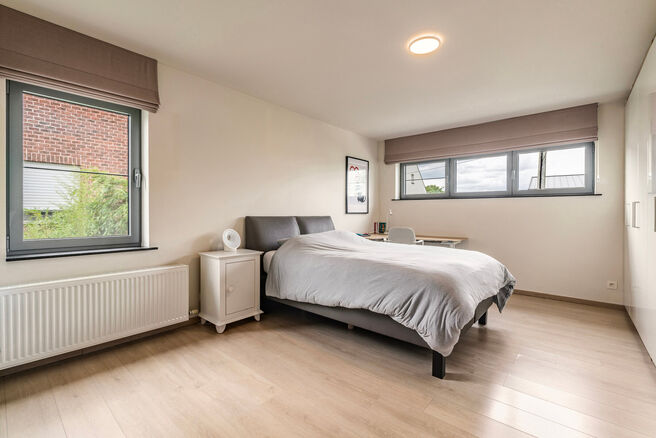Deze prachtige, moderne gezinswoning met 4 slaapkamers, 2 badkamers, garage, dubbele autostaanplaats en tuin is uitstekend gelegen in een rustige, landelijke en autoluwe woonwijk.
De woning combineert een hedendaagse architectuur met royale leefruimtes, v
