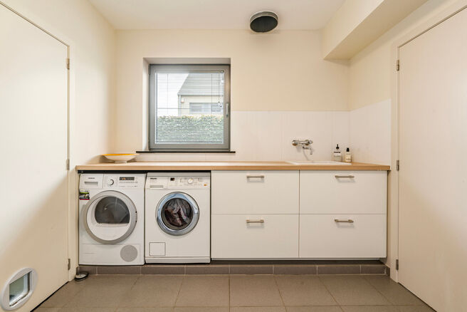 Deze prachtige, moderne gezinswoning met 4 slaapkamers, 2 badkamers, garage, dubbele autostaanplaats en tuin is uitstekend gelegen in een rustige, landelijke en autoluwe woonwijk.
De woning combineert een hedendaagse architectuur met royale leefruimtes, v