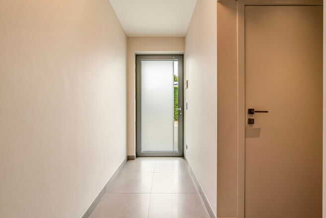 Deze prachtige, moderne gezinswoning met 4 slaapkamers, 2 badkamers, garage, dubbele autostaanplaats en tuin is uitstekend gelegen in een rustige, landelijke en autoluwe woonwijk.
De woning combineert een hedendaagse architectuur met royale leefruimtes, v