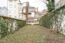 This investment property, consisting of 3 officially recognized residential units, enjoys an excellent location in a sought-after residential area of Anderlecht, within walking distance of Vijverspark and Astrid Park.

Each unit is equipped with separate 