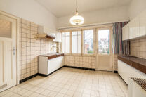 This investment property, consisting of 3 officially recognized residential units, enjoys an excellent location in a sought-after residential area of Anderlecht, within walking distance of Vijverspark and Astrid Park.

Each unit is equipped with separate 