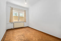 Two-family property consisting of one apartment and one duplex apartment, with garage, garden and terraces.
The building comprises a total of 8 bedrooms and 3 bathrooms.

LAYOUT:
The first floor features a one-bedroom apartment with a 9 m&sup2; terrace. The d