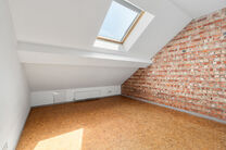 Two-family property consisting of one apartment and one duplex apartment, with garage, garden and terraces.
The building comprises a total of 8 bedrooms and 3 bathrooms.

LAYOUT:
The first floor features a one-bedroom apartment with a 9 m&sup2; terrace. The d