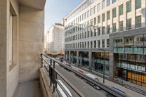 Cet &eacute;l&eacute;gant appartement d'une chambre avec 2 terrasse et deux greniers spacieux est situ&eacute; au deuxi&egrave;me &eacute;tage d'une copropri&eacute;t&eacute; id&eacute;alement situ&eacute;e dans le quartier europ&eacute;en, entre Schuman et le Parc de Bruxelles.

L'appartement est agenc&eacute; comme su