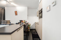 Cet appartement r&eacute;cent d&rsquo;une chambre b&eacute;n&eacute;ficie d&rsquo;un emplacement de choix, en face du quartier tendance du Canal et &agrave; proximit&eacute; de Tour & Taxis et de la place Rogier.

Situ&eacute; au 3e &eacute;tage, l&rsquo;appartement dispose d&rsquo;une terrasse orient&eacute;e sud-est