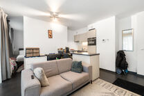 Cet appartement r&eacute;cent d&rsquo;une chambre b&eacute;n&eacute;ficie d&rsquo;un emplacement de choix, en face du quartier tendance du Canal et &agrave; proximit&eacute; de Tour & Taxis et de la place Rogier.

Situ&eacute; au 3e &eacute;tage, l&rsquo;appartement dispose d&rsquo;une terrasse orient&eacute;e sud-est