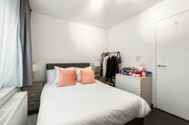 Cet appartement r&eacute;cent d&rsquo;une chambre b&eacute;n&eacute;ficie d&rsquo;un emplacement de choix, en face du quartier tendance du Canal et &agrave; proximit&eacute; de Tour & Taxis et de la place Rogier.

Situ&eacute; au 3e &eacute;tage, l&rsquo;appartement dispose d&rsquo;une terrasse orient&eacute;e sud-est