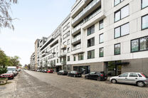 Cet appartement r&eacute;cent d&rsquo;une chambre b&eacute;n&eacute;ficie d&rsquo;un emplacement de choix, en face du quartier tendance du Canal et &agrave; proximit&eacute; de Tour & Taxis et de la place Rogier.

Situ&eacute; au 3e &eacute;tage, l&rsquo;appartement dispose d&rsquo;une terrasse orient&eacute;e sud-est