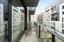 Cet appartement r&eacute;cent d&rsquo;une chambre b&eacute;n&eacute;ficie d&rsquo;un emplacement de choix, en face du quartier tendance du Canal et &agrave; proximit&eacute; de Tour & Taxis et de la place Rogier.

Situ&eacute; au 3e &eacute;tage, l&rsquo;appartement dispose d&rsquo;une terrasse orient&eacute;e sud-est