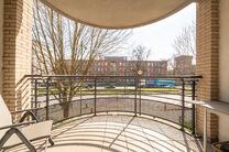 Ce lumineux appartement 1 chambre b&eacute;n&eacute;ficie d&rsquo;une excellente situation dans le quartier recherch&eacute; &laquo; La Chasse &raquo; &agrave; Etterbeek, &agrave; distance de marche des campus de la VUB et de l&rsquo;ULB, et &agrave; la fronti&egrave;re de Woluwe-Saint-Pierre (Chant d&rsquo;Oiseau) et