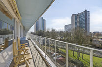 Cet appartement lumineux avec deux chambres et une terrasse de 16 m² se situe au 4e étage et offre une belle vue verdoyante. Situé dans un quartier résidentiel calme, vous profitez ici de confort et d’intimité.

Le hall d’entrée avec placards in