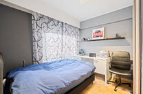 Cet appartement pr&ecirc;t &agrave; emm&eacute;nager, dot&eacute; de trois chambres, est id&eacute;alement situ&eacute; sur la place du village de Strombeek-Bever, &agrave; proximit&eacute; imm&eacute;diate de nombreuses commodit&eacute;s et accessibles &agrave; pied. Bruxelles est tr&egrave;s rapidement et facilement access