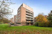 Cet appartement pr&ecirc;t &agrave; emm&eacute;nager, dot&eacute; de trois chambres, est id&eacute;alement situ&eacute; sur la place du village de Strombeek-Bever, &agrave; proximit&eacute; imm&eacute;diate de nombreuses commodit&eacute;s et accessibles &agrave; pied. Bruxelles est tr&egrave;s rapidement et facilement access