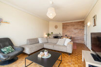Cet appartement enti&egrave;rement pr&ecirc;t &agrave; emm&eacute;nager, situ&eacute; au 5ᵉ &eacute;tage, dispose de 2 chambres et b&eacute;n&eacute;ficie d&rsquo;une vue spectaculaire sur le centre de Strombeek.
Gr&acirc;ce &agrave; son excellent certificat PEB C, cet appartement combine confort et efficacit&eacute; &eacute;