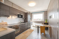 Cet appartement enti&egrave;rement pr&ecirc;t &agrave; emm&eacute;nager, situ&eacute; au 5ᵉ &eacute;tage, dispose de 2 chambres et b&eacute;n&eacute;ficie d&rsquo;une vue spectaculaire sur le centre de Strombeek.
Gr&acirc;ce &agrave; son excellent certificat PEB C, cet appartement combine confort et efficacit&eacute; &eacute;