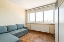 Cet appartement enti&egrave;rement pr&ecirc;t &agrave; emm&eacute;nager, situ&eacute; au 5ᵉ &eacute;tage, dispose de 2 chambres et b&eacute;n&eacute;ficie d&rsquo;une vue spectaculaire sur le centre de Strombeek.
Gr&acirc;ce &agrave; son excellent certificat PEB C, cet appartement combine confort et efficacit&eacute; &eacute;