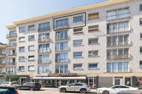 Cet appartement enti&egrave;rement pr&ecirc;t &agrave; emm&eacute;nager, situ&eacute; au 5ᵉ &eacute;tage, dispose de 2 chambres et b&eacute;n&eacute;ficie d&rsquo;une vue spectaculaire sur le centre de Strombeek.
Gr&acirc;ce &agrave; son excellent certificat PEB C, cet appartement combine confort et efficacit&eacute; &eacute;