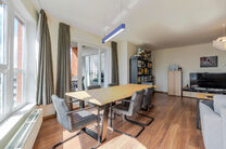 Cet élégant appartement 2 chambres, avec emplacement de parking et cave, est situé au 6ᵉ étage d’une copropriété bien entretenue, entourée de verdure et idéalement placée à proximité de l’UZ Jette.

AGENCEMENT :
En entrant, vous découvre