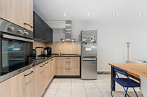 Cet appartement pr&ecirc;t &agrave; emm&eacute;nager avec 2 chambres et 1 salle de bain est situ&eacute; dans un environnement calme et r&eacute;sidentiel, avec une localisation strat&eacute;gique &agrave; proximit&eacute; des transports en commun et &agrave; courte distance du Parc Elisabeth.

En entrant d