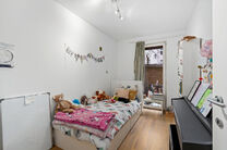Cet appartement pr&ecirc;t &agrave; emm&eacute;nager avec 2 chambres et 1 salle de bain est situ&eacute; dans un environnement calme et r&eacute;sidentiel, avec une localisation strat&eacute;gique &agrave; proximit&eacute; des transports en commun et &agrave; courte distance du Parc Elisabeth.

En entrant d