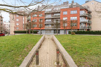 Cet appartement pr&ecirc;t &agrave; emm&eacute;nager avec 2 chambres et 1 salle de bain est situ&eacute; dans un environnement calme et r&eacute;sidentiel, avec une localisation strat&eacute;gique &agrave; proximit&eacute; des transports en commun et &agrave; courte distance du Parc Elisabeth.

En entrant d
