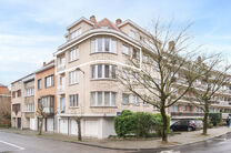Appartement d&rsquo;angle lumineux et pr&ecirc;t &agrave; emm&eacute;nager avec 1 chambre, magnifique vue sur le bois du Dielegem, terrasse orient&eacute;e est et cave.
Situ&eacute; dans une petite copropri&eacute;t&eacute; avec ascenseur, &agrave; distance de marche des commerces, des transports en commu