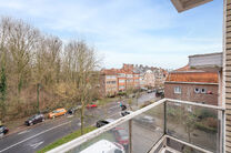 Appartement d&rsquo;angle lumineux et pr&ecirc;t &agrave; emm&eacute;nager avec 1 chambre, magnifique vue sur le bois du Dielegem, terrasse orient&eacute;e est et cave.
Situ&eacute; dans une petite copropri&eacute;t&eacute; avec ascenseur, &agrave; distance de marche des commerces, des transports en commu