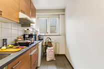 Appartement d&rsquo;angle lumineux et pr&ecirc;t &agrave; emm&eacute;nager avec 1 chambre, magnifique vue sur le bois du Dielegem, terrasse orient&eacute;e est et cave.
Situ&eacute; dans une petite copropri&eacute;t&eacute; avec ascenseur, &agrave; distance de marche des commerces, des transports en commu