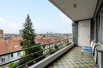 Cet appartement lumineux de 3 chambres, avec cave et une belle terrasse couverte offrant une vue sur la skyline bruxelloise, est situé au troisième étage d’un immeuble bien entretenu, à proximité de la Basilique historique de Koekelberg et du parc 