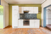 Cet appartement est id&eacute;alement situ&eacute; au 2ᵉ &eacute;tage d&rsquo;un immeuble &agrave; taille humaine, &agrave; deux pas de la Basilique de Koekelberg et du parc Elisabeth.
D&rsquo;un point de vue technique, l&rsquo;appartement est en ordre : il dispose d&rsquo;une chaudi&egrave;re au gaz ind