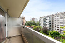 Ce spacieux appartement de 2 chambres, avec 2 terrasses, un garage ferm&eacute; et un emplacement de parking, est situ&eacute; au troisi&egrave;me &eacute;tage d'une copropri&eacute;t&eacute; bien entretenue.

AGENCEMENT :
Le hall d'entr&eacute;e m&egrave;ne &agrave; un s&eacute;jour lumineux avec espace salle &agrave; 