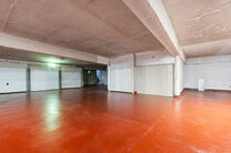 Ce spacieux appartement de 2 chambres, avec 2 terrasses, un garage ferm&eacute; et un emplacement de parking, est situ&eacute; au troisi&egrave;me &eacute;tage d'une copropri&eacute;t&eacute; bien entretenue.

AGENCEMENT :
Le hall d'entr&eacute;e m&egrave;ne &agrave; un s&eacute;jour lumineux avec espace salle &agrave; 
